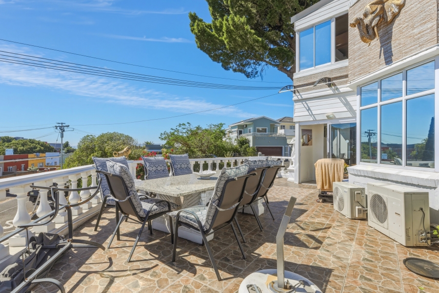 4 Bedroom Property for Sale in Vredehoek Western Cape